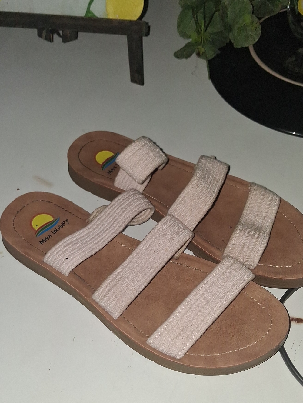 Women's Pink Maui ISLAND Sandals WORN ONCE SIZE 9